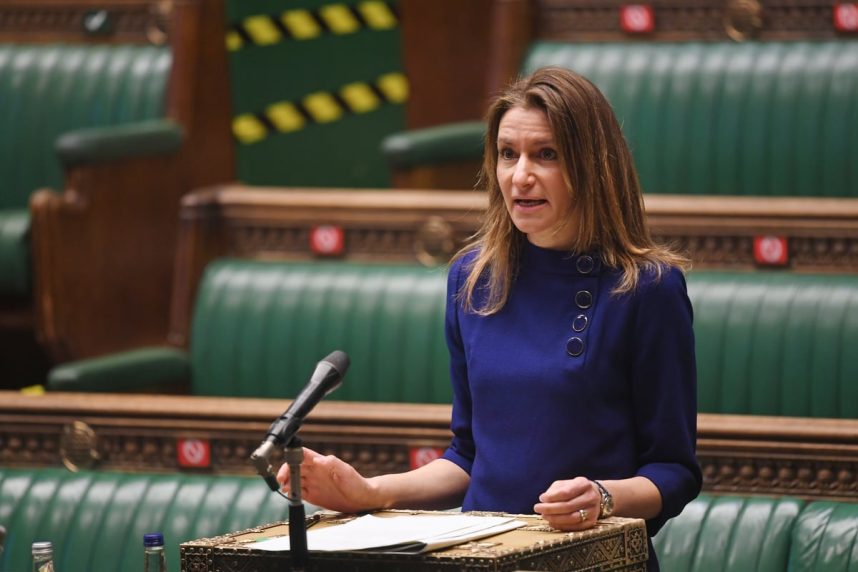 Sekretaris Negara untuk Digital, Budaya, Media, dan Olahraga Lucy Frazer berpidato di depan Parlemen Inggris.
