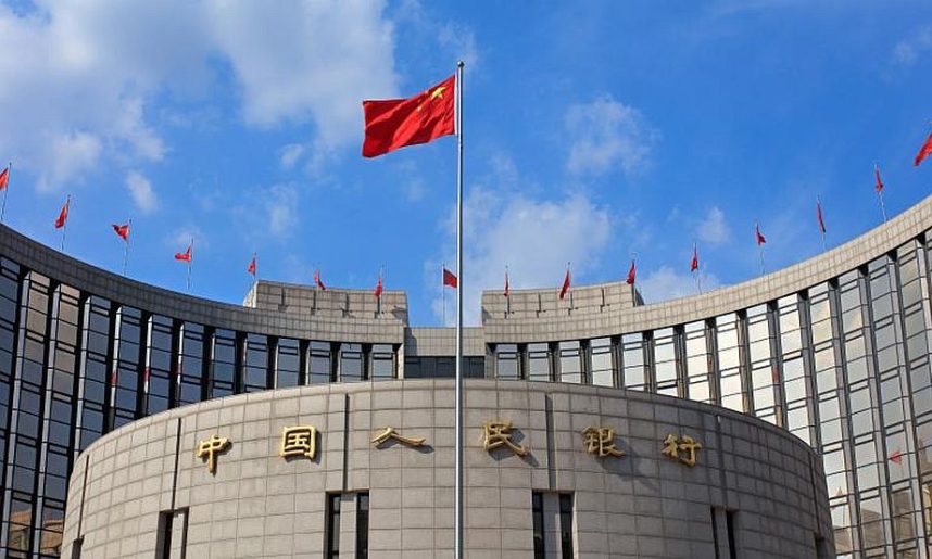 Bendera Tiongkok berkibar di depan bank sentral negara itu.
