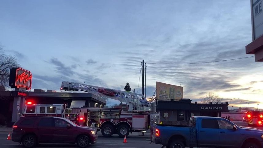 Petugas pemadam kebakaran menanggapi Nevada Jackpot Casino