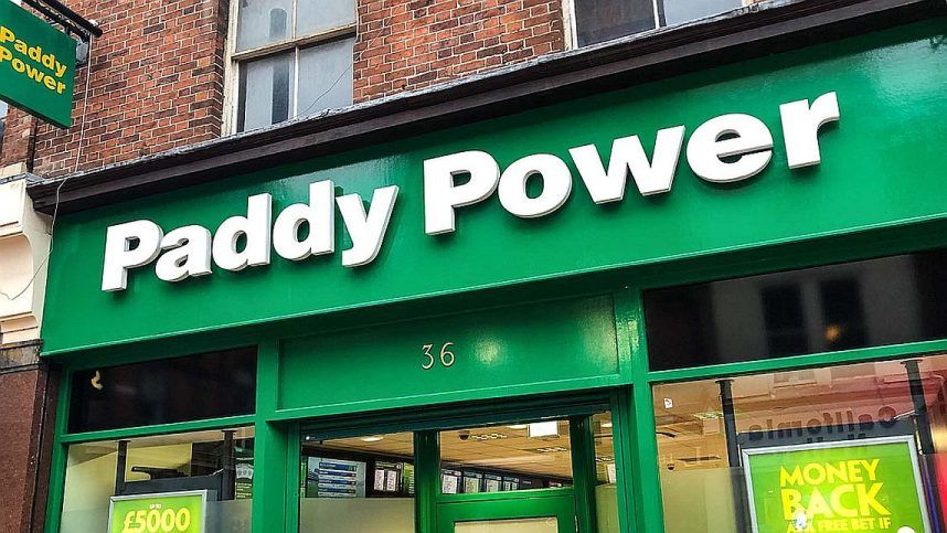 Tanda Paddy Power di luar toko taruhan