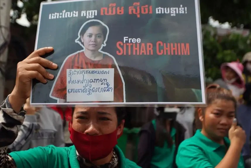 Pendukung pemimpin serikat Kamboja Chhim Sithar memegang tanda di depan Pengadilan Kota Phnom Penh di Phnom Penh pada 25 Mei.