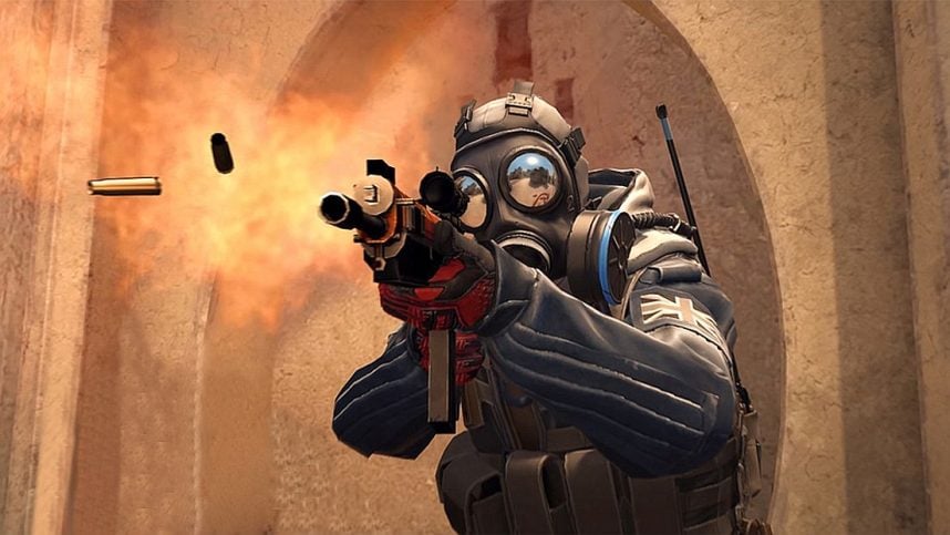 Seorang pemain game menembakkan senapannya di video game CS:GO yang populer