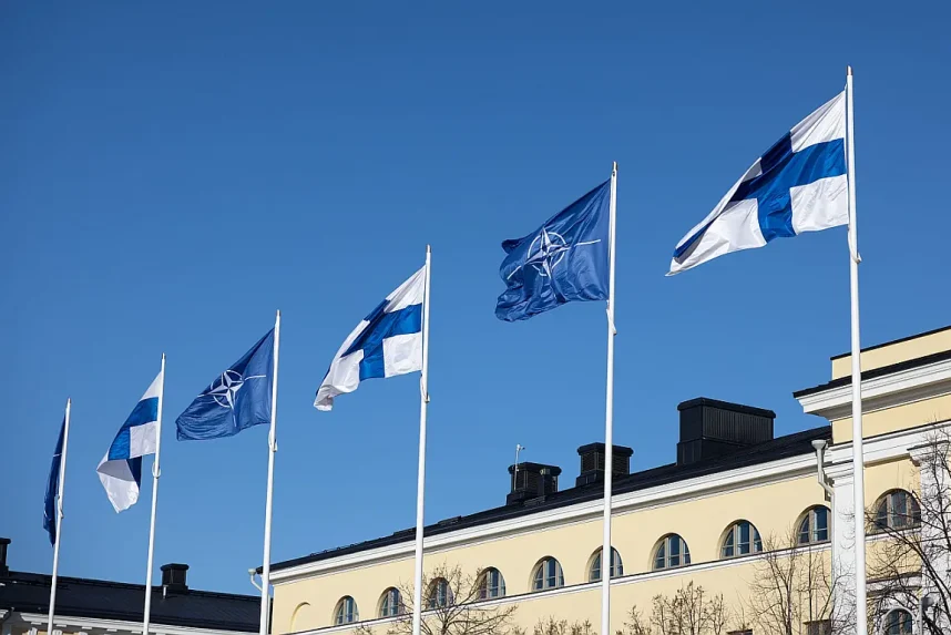 Bendera Finlandia dan NATO di depan Kementerian Luar Negeri Finlandia
