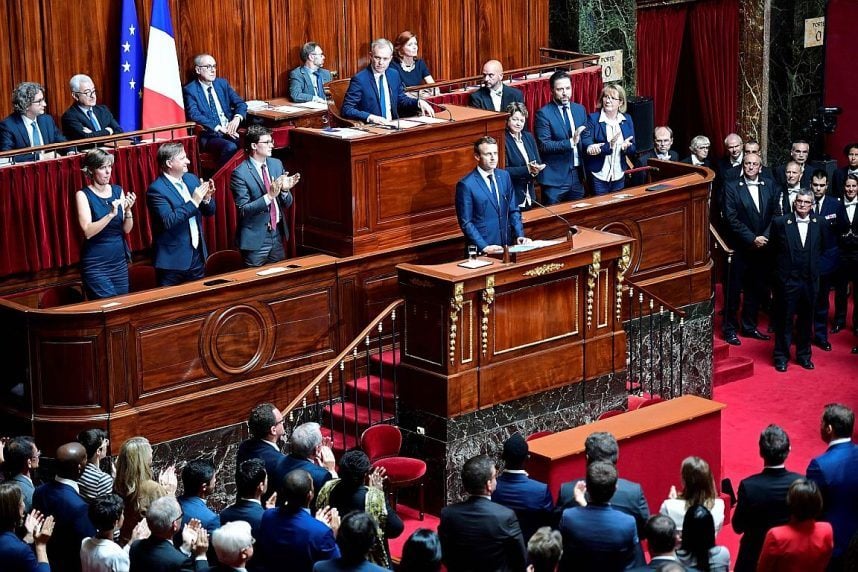 Presiden Prancis Emmanuel Macron berbicara di depan anggota parlemen.