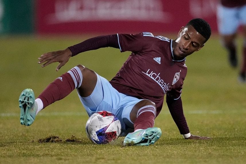 Max Alves dari Colorado Rapids di lapangan sepak bola