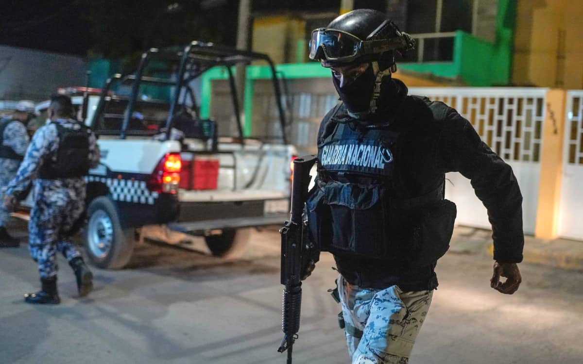 Mexican national police officers at work