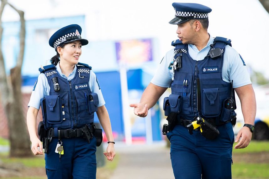 Petugas Kepolisian Selandia Baru sedang berpatroli