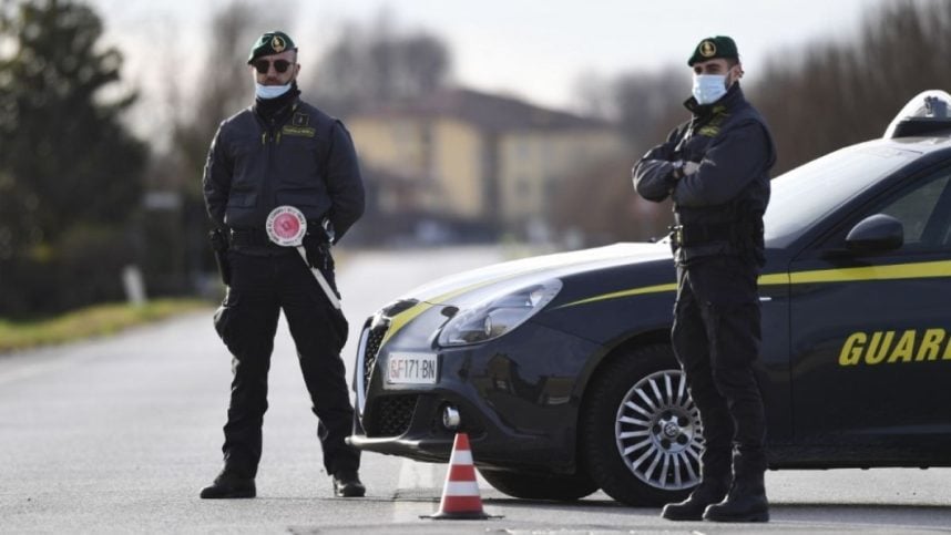 Petugas polisi kejahatan keuangan Italia melakukan patroli rutin