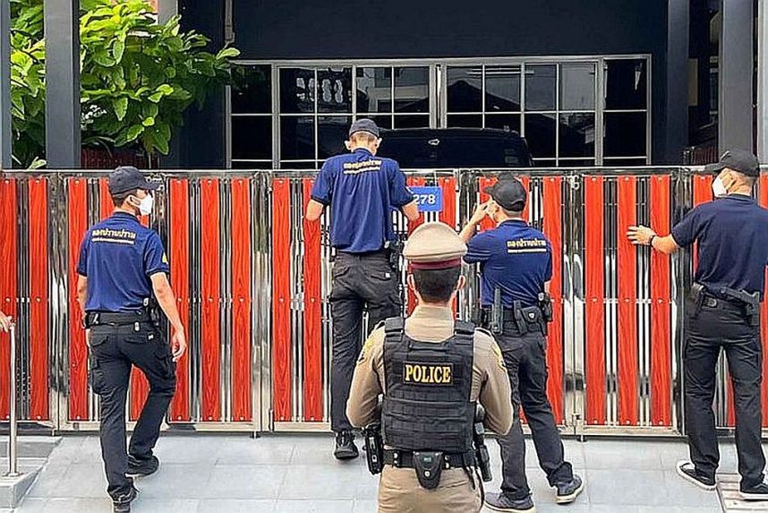 Petugas polisi bersiap untuk menangkap Pakpoom Saengnil di Thailand