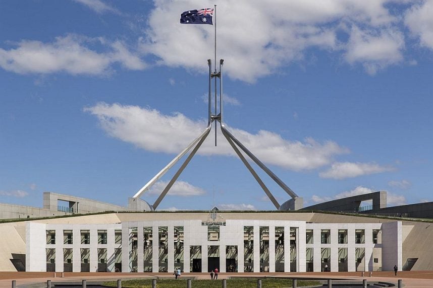Bendera Australia berkibar di atas Gedung Parlemen Australia