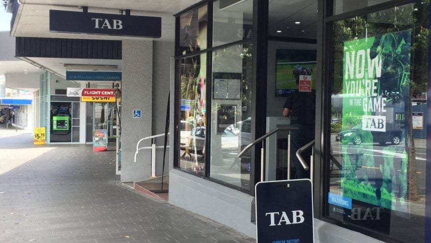 Pintu masuk ke toko Tab NZ di Selandia Baru