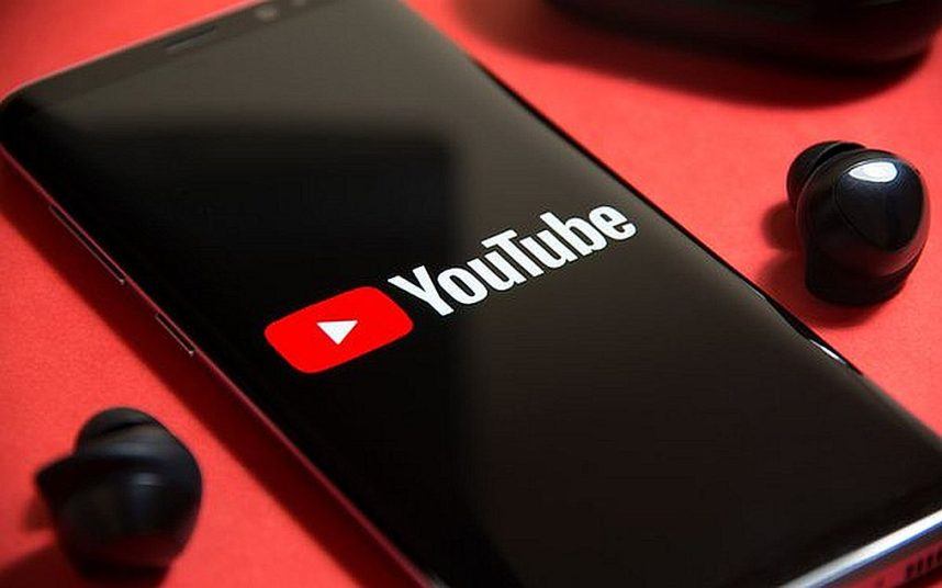 Ponsel cerdas dengan logo YouTube