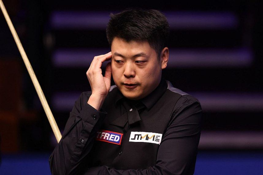 Pemain snooker China Liang Wenbo selama pertandingan dengan Neil Robertson dari Australia