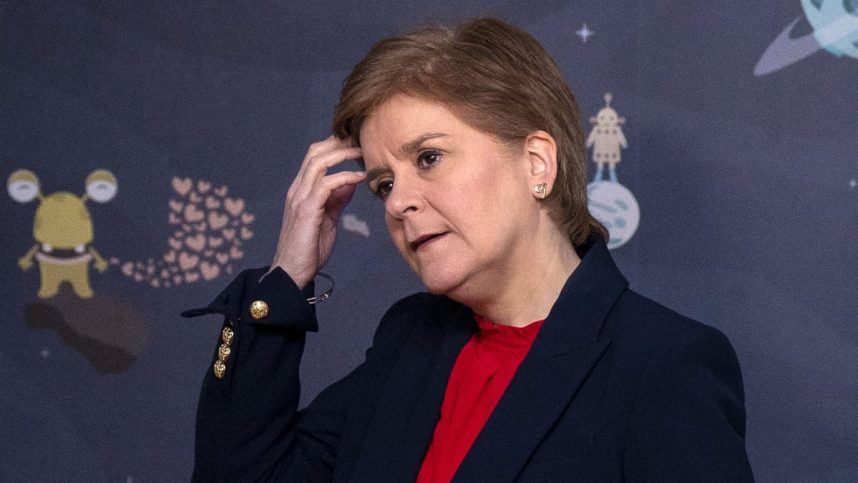 Mantan Menteri Pertama Skotlandia Nicola Sturgeon pada penampilan publik