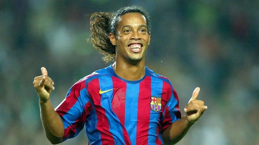 Pensiunan bintang sepak bola Ronaldinho saat masih bermain untuk FC Barcelona