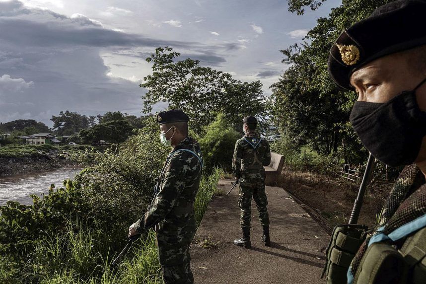 Tentara Thailand melakukan patroli di Mae Sot di seberang Sungai Moei dari Myawaddy, Myanmar