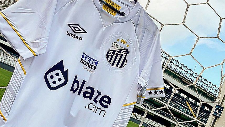 Logo Blaze.com di bagian depan jersey tim sepak bola Brasil Santos FC