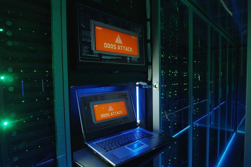 Komputer menunjukkan simulasi peringatan serangan DDoS
