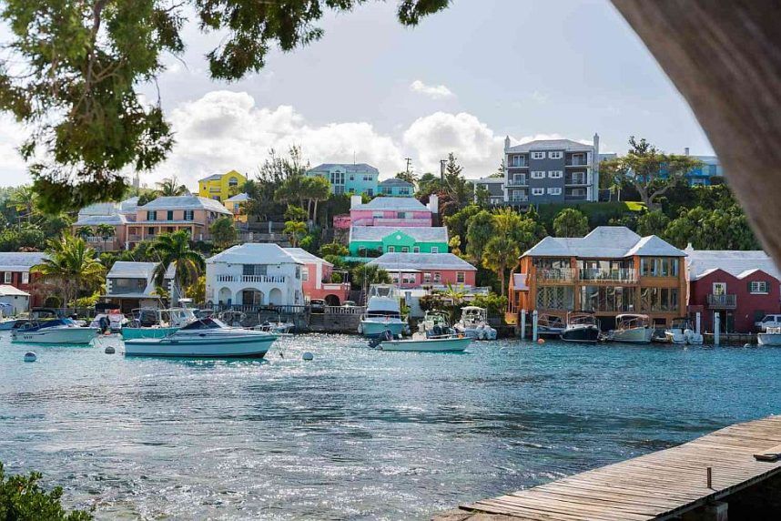 Pemandangan tepi laut Bermuda dengan rumah-rumah di latar belakang
