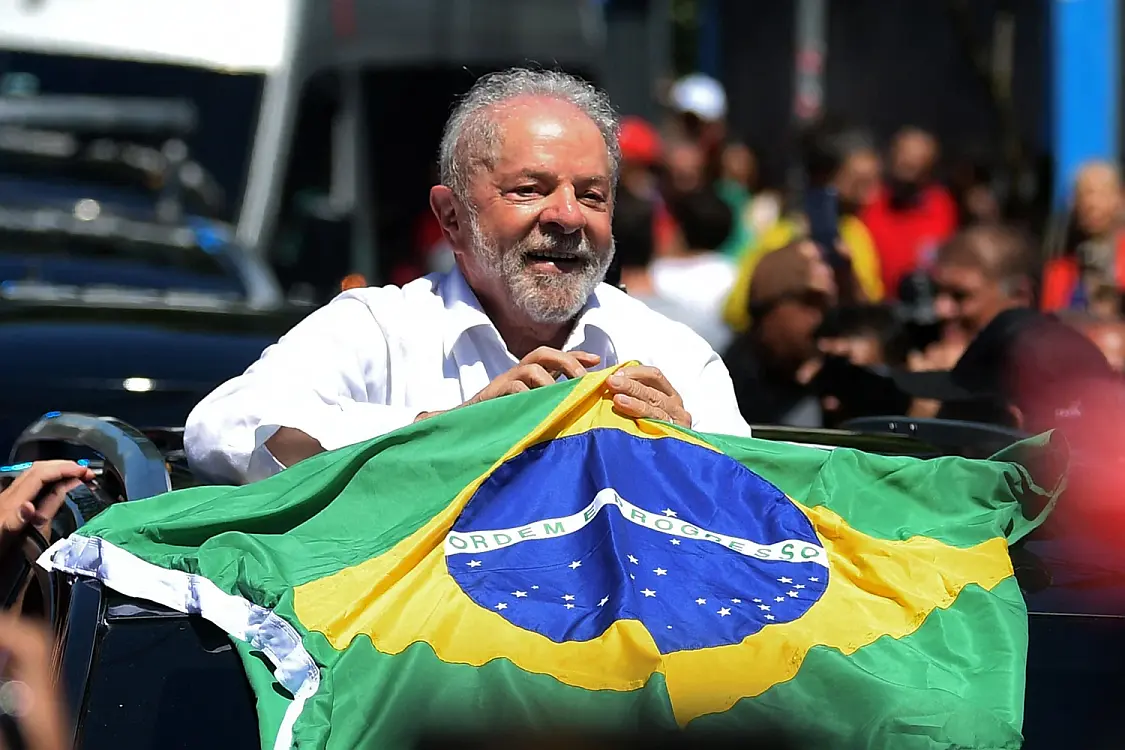 Brazil President Luiz Inacio da Silva holding a Brazilian flag