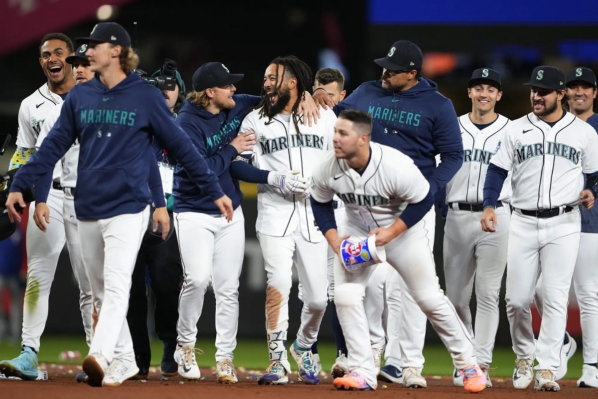 AL Wild Card Race Blue Jays, Astros, Mariners in Playoff Hunt