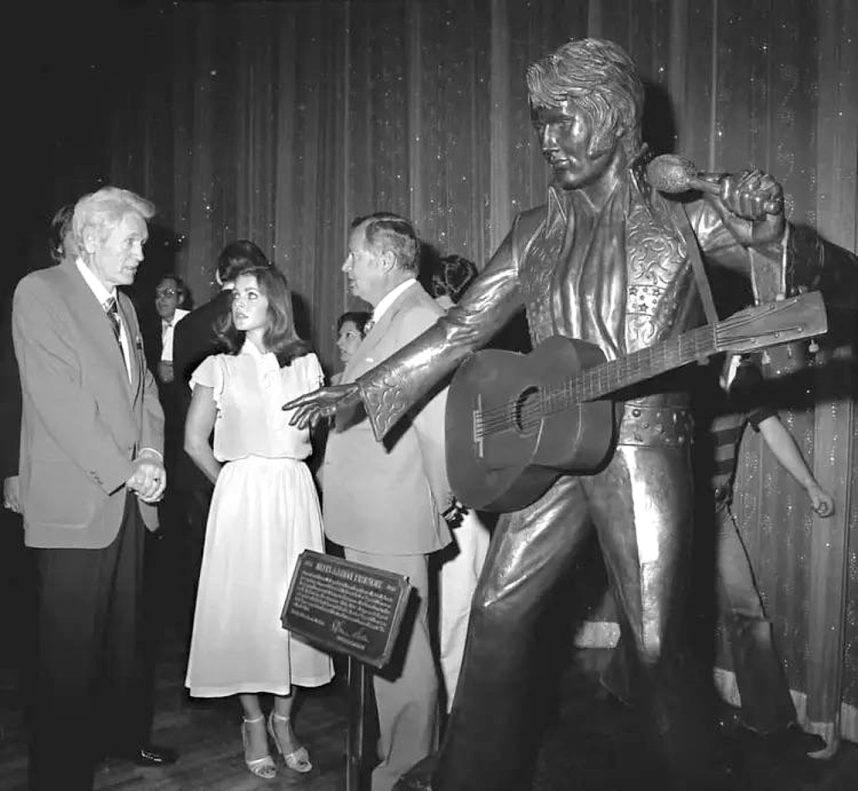 Unveiling of the Elvis statue 