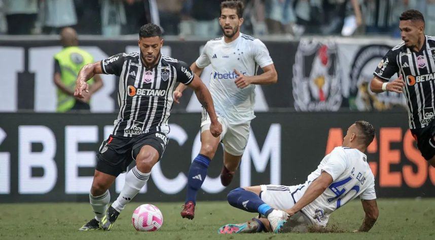 جیوانیلدو ویرا دسوزا، مهاجم اتلتیکو مینیرو، توپ را مقابل بازیکنان کروزیرو کنترل می کند.
