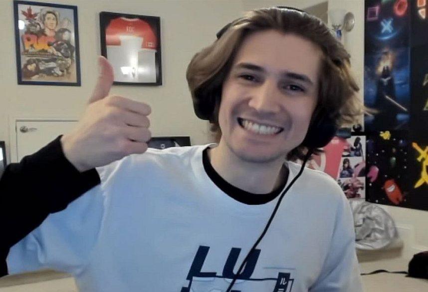 Streamer XqC giving the thumb's up in a streaming session