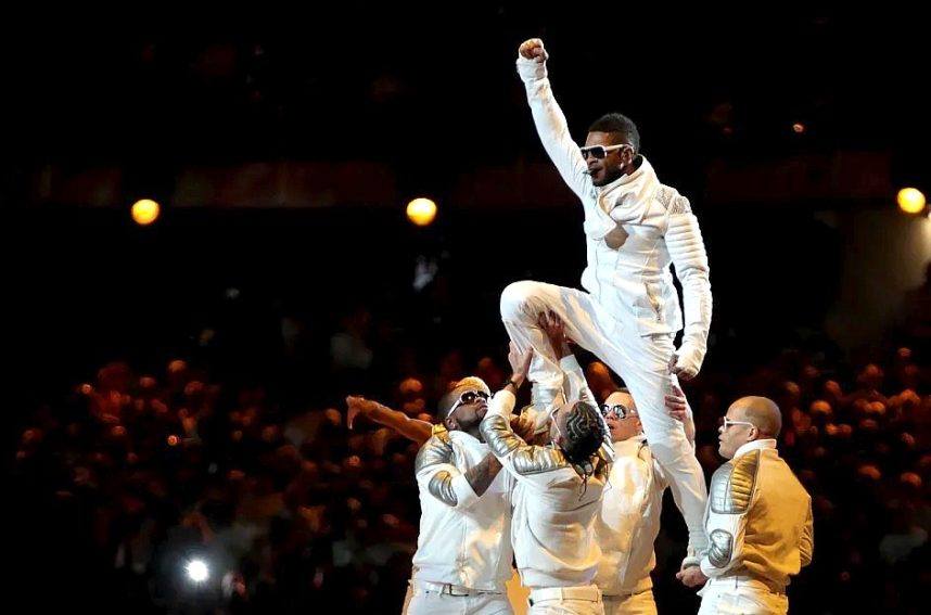 Usher performs with the Black Eyed Peas 