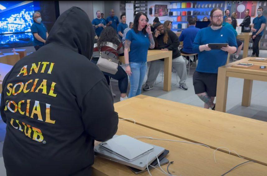 One of two thieves at a Las Vegas Apple Store,