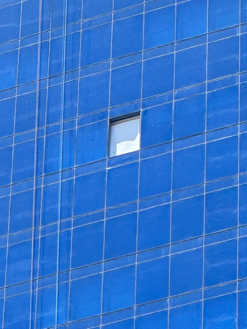 Window Falls from Las Vegas Resort, Injuring Guest - Vimarsana News