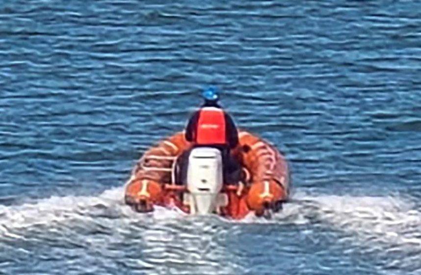 Boat goes to rescue stranded kayaker