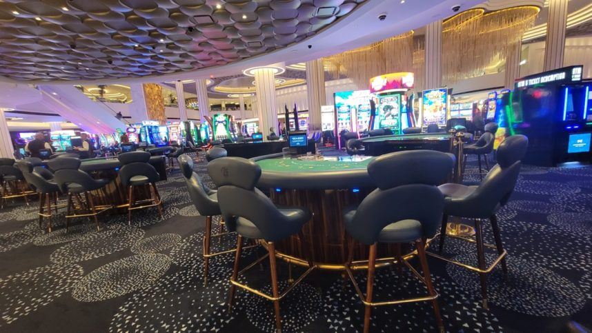 Fontainebleau Las Vegas Lays off Dozens of Table Game Dealers - Casino.org