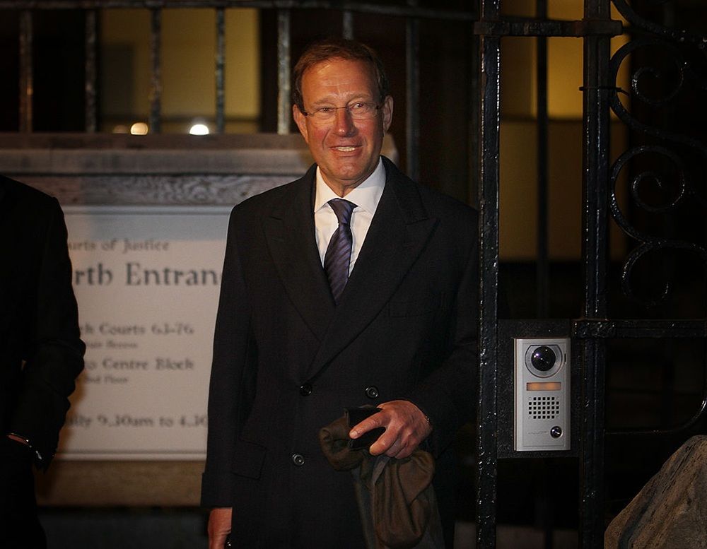 Ex magnate del porno exige 1.300 millones de libras a la UKGC por una licitación fallida de la Lotería Nacional