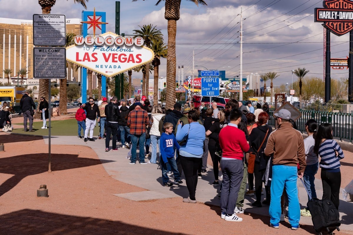 VEGAS MYTHS BUSTED: The Welcome to Las Vegas Sign Has Official Photographers