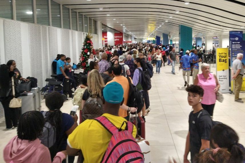 Thanksgiving Chaos Forecasted by Travel Experts Should Govt. Shutdown Persist