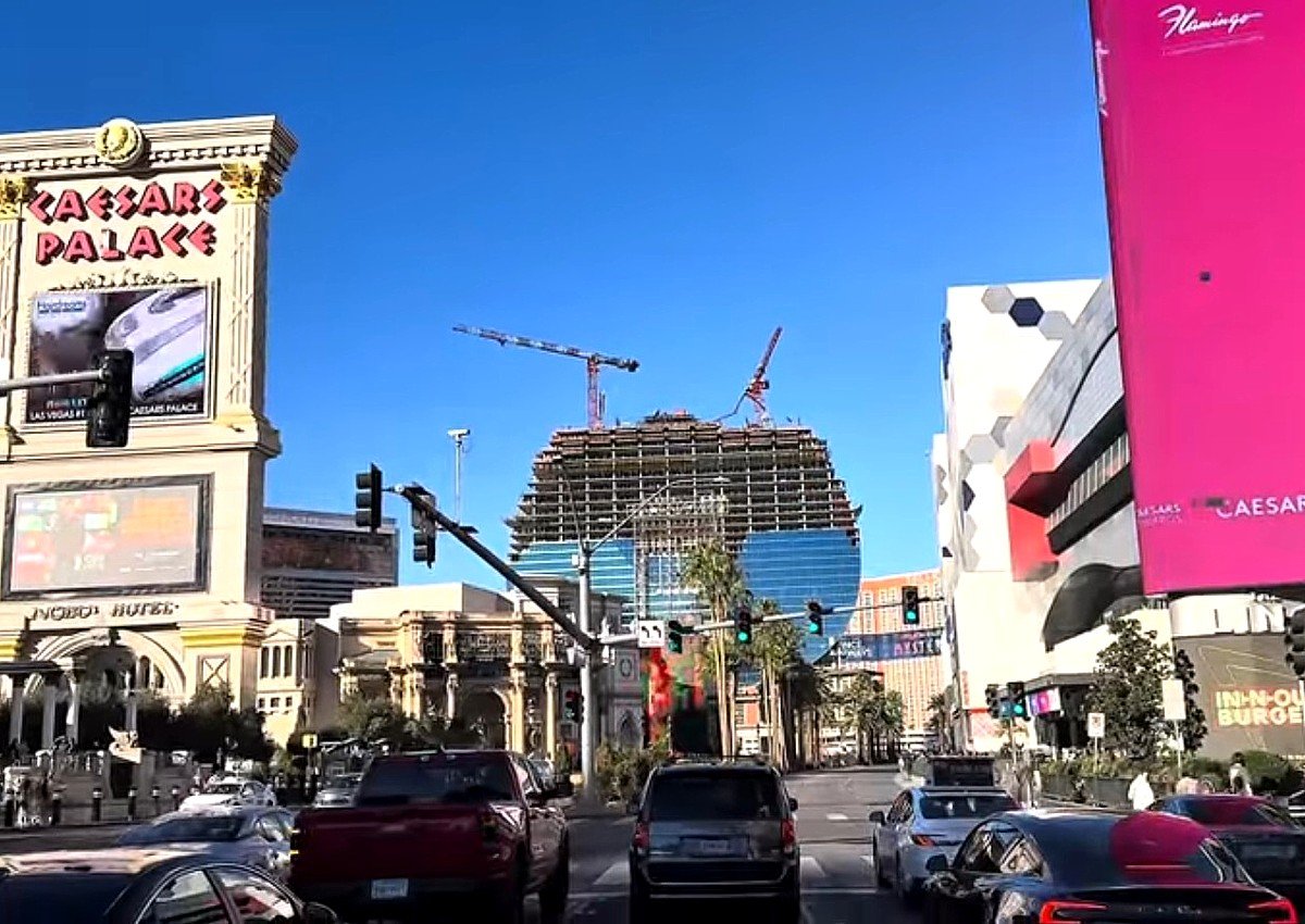 Guitar Hotel Ignites Las Vegas Sign War