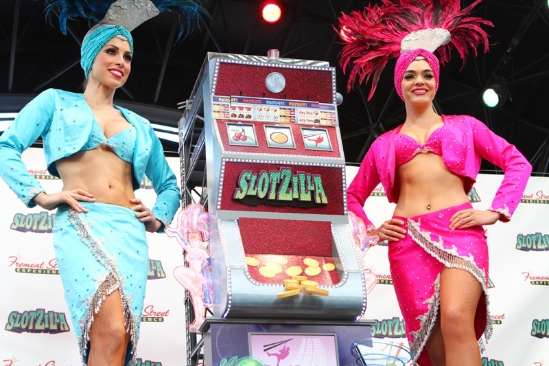 Jennifer on the left, Porsha on the right.