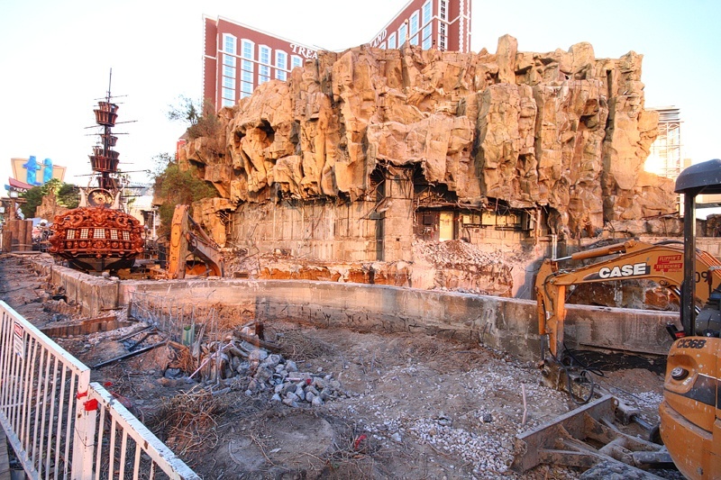 This area can't be photographed due to tight security and tall construction walls. (Do you know this blog at all?)