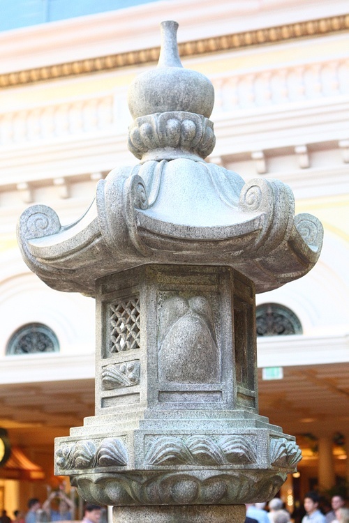 Pedestal lantern