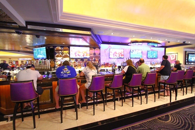 Harrah's casino bar