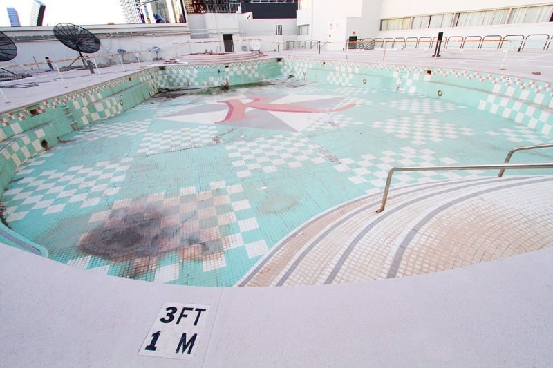 Riviera pool