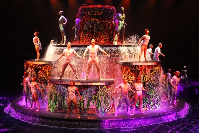 Отель show. Le reve шоу. Ле Ревье Вдное шоу Лас Вегас 2010. Шоу для отелей. Ноу шоу в отеле.