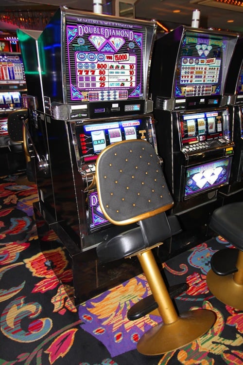 Slot machine leaning chair