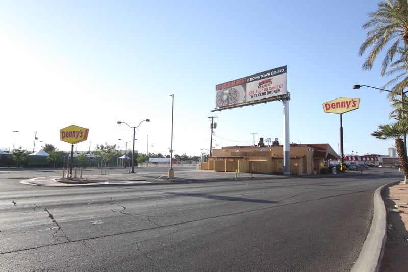 8 News Now on X: NEWEST NEON SIGN LIGHTS UP: The new Gateway Arches  welcome visitors to downtown Las Vegas. Check it out! #8NN @CityOfLasVegas    / X