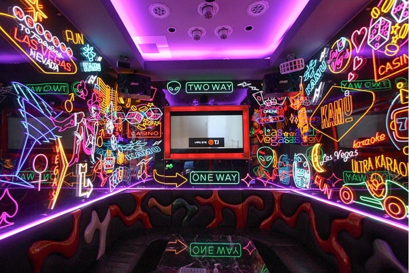 Kamu neon room