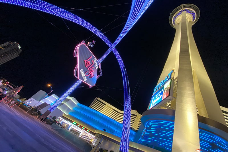 DOWNTOWN CITY OF LAS VEGAS GATEWAY ARCH in 4K 