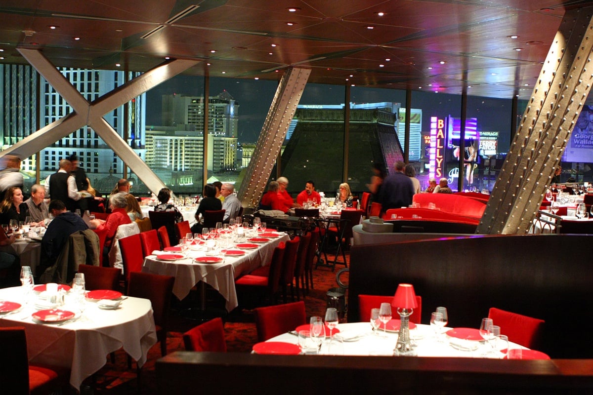 inside eiffel tower restaurant las vegas